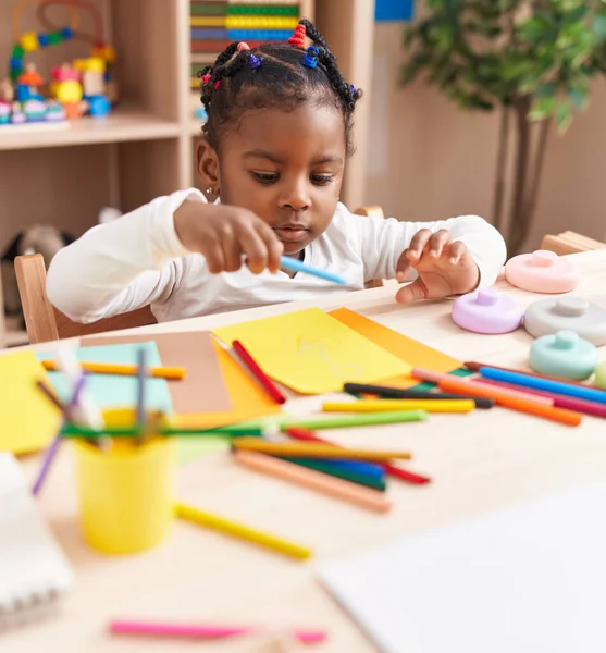 Афроамериканська Дівчина Дошкільня Сидить Столі Малюючи Папері Дитячому Садку — стокове фото