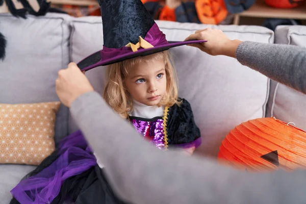 Förtjusande Blond Flicka Bär Hatt Häxa Kostym Har Halloween Fest — Stockfoto