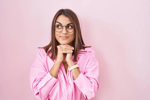 Young Hispanic Woman Wearing Glasses Standing Pink Background Laughing Nervous — Stock Photo, Image