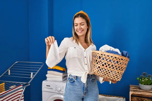 Young Hispanic Woman Smiling Confident Holding Basket Clothes Laundry Room — Stockfoto