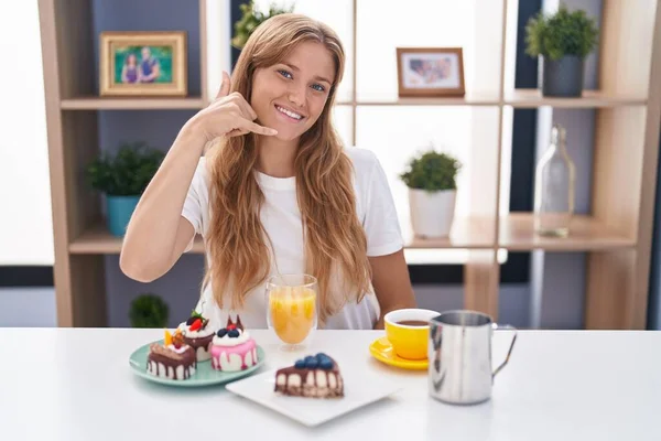 Junge Kaukasische Frau Die Gebäck Zum Frühstück Isst Lächelt Und — Stockfoto