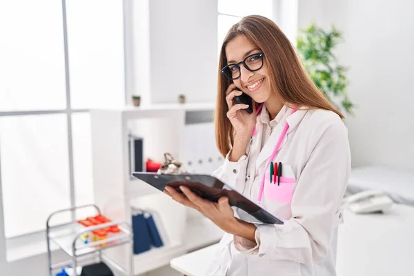 Young Woman Wearing Doctor Uniform Talking Smartphone Clinic — 스톡 사진