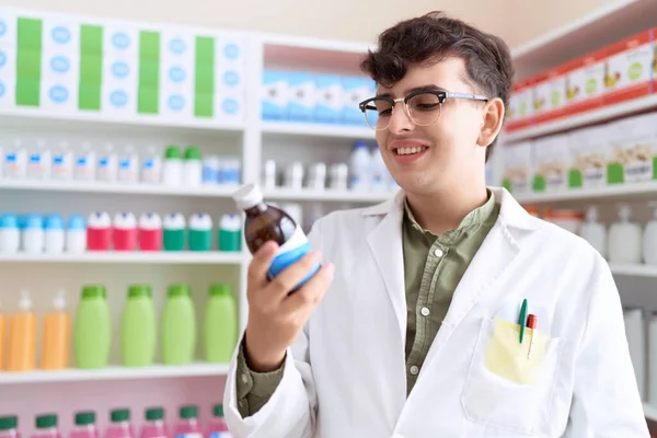 Non Binario Uomo Farmacista Sorridente Fiducioso Tenendo Bottiglia Farmaci Farmacia — Foto Stock