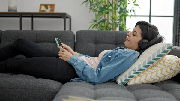 Young Caucasian Woman Listening Music Lying Sofa Home — Foto Stock
