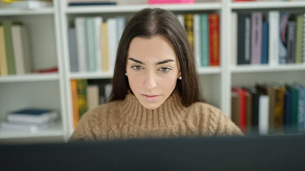 Young Beautiful Hispanic Woman Student Using Computer Serious Expression University — Stock Photo, Image