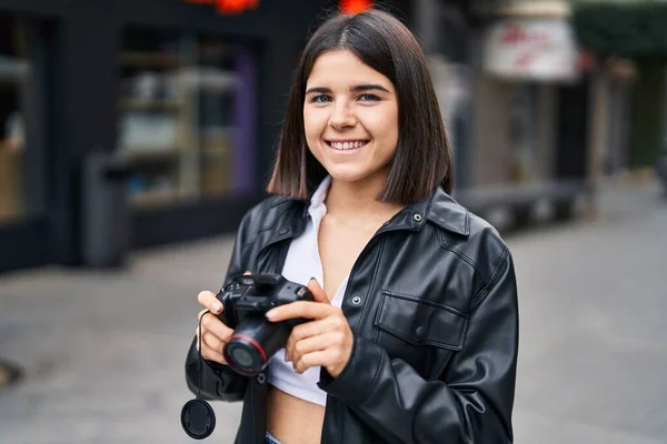 Genç Güzel Spanyol Bir Kadın Sokakta Profesyonel Kamera Kullanarak Gülümsüyor — Stok fotoğraf