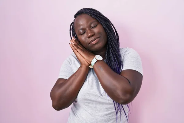 Jonge Afrikaanse Vrouw Staat Roze Achtergrond Slapen Moe Dromen Poseren — Stockfoto