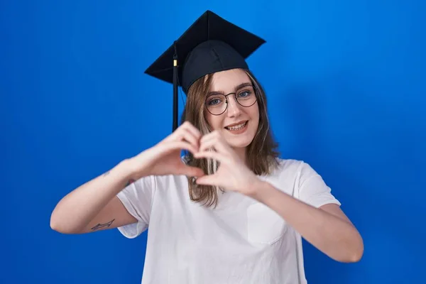 Blond Kaukasiska Kvinna Bär Examen Mössa Ler Kärlek Gör Hjärta — Stockfoto