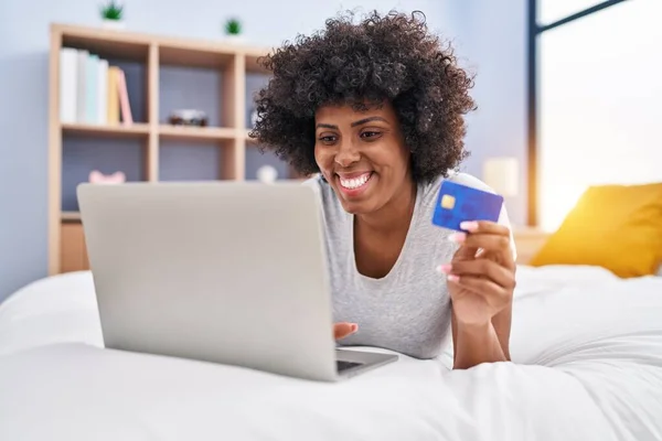Afroamerikanerin Sitzt Mit Laptop Und Kreditkarte Auf Bett Schlafzimmer — Stockfoto