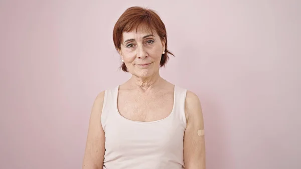 Volwassen Latino Vrouw Met Pleister Arm Geïsoleerde Roze Achtergrond — Stockfoto