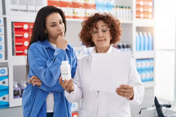 Two Women Pharmacist Customer Prescribe Pills Pharmacy — Stock Photo, Image