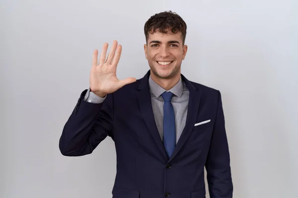 Genç Spanyol Adamı Takım Elbiseli Kravatlı Beş Numarayı Gösterip Işaret — Stok fotoğraf