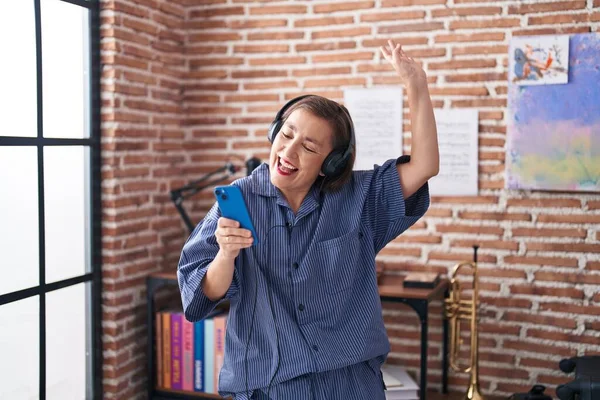 Μεσήλικη Γυναίκα Που Ακούει Μουσική Και Χορεύει Στο Σπίτι — Φωτογραφία Αρχείου