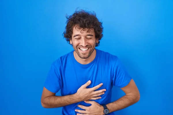 Hispanic Young Man Standing Blue Background Smiling Laughing Hard Out — Stock Photo, Image