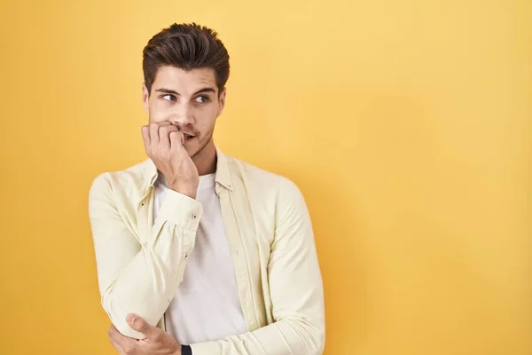 Homem Hispânico Jovem Sobre Fundo Amarelo Olhando Estressado Nervoso Com — Fotografia de Stock