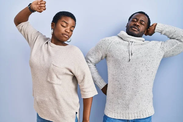 Jeune Couple Afro Américain Debout Sur Fond Bleu Ensemble Étirant — Photo