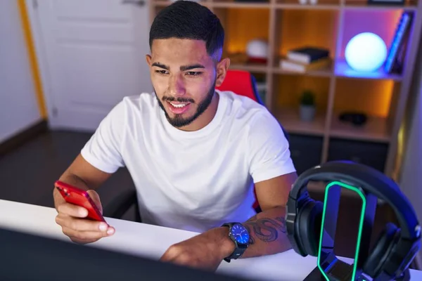 Jovem Homem Latino Streamer Usando Computador Smartphone Sala Jogos — Fotografia de Stock