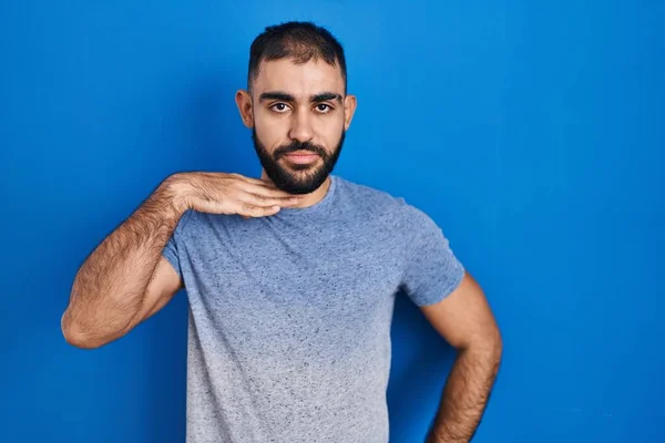 Nahost Mann Mit Bart Steht Vor Blauem Hintergrund Und Schneidet — Stockfoto