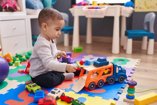 Liebenswerter Hispanischer Junge Spielt Kindergarten Mit Autospielzeug Auf Dem Fußboden — Stockfoto