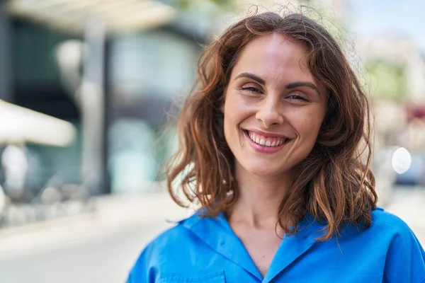 Jonge Vrouw Glimlachend Zelfverzekerd Staan Straat — Stockfoto