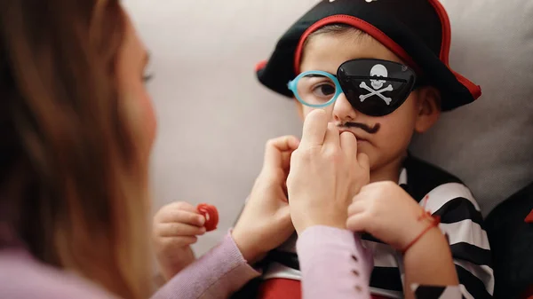 Uroczy Latynoski Chłopiec Kostiumie Pirata Odbierający Wąsy Domu — Zdjęcie stockowe