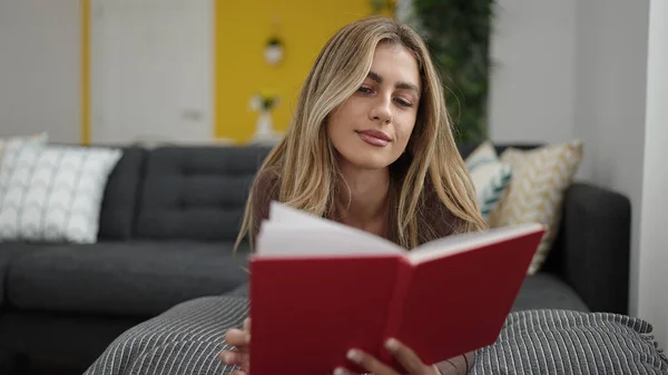 Young Blonde Woman Reading Book Lying Sofa Home — Stock Photo, Image