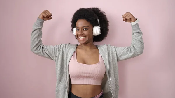 Африканская Американка Слушает Музыку Делая Сильный Жест Изолированном Розовом Фоне — стоковое фото
