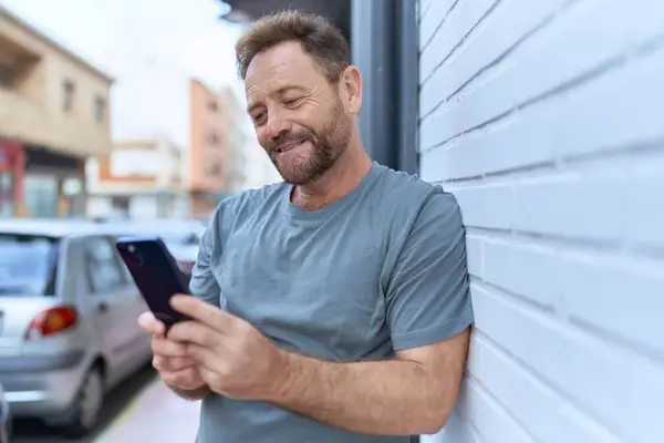 Homem Meia Idade Sorrindo Confiante Usando Smartphone Rua — Fotografia de Stock