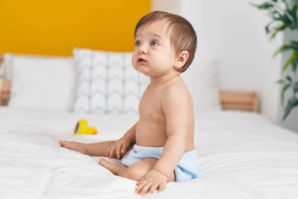 Adorável Bebê Caucasiano Sentado Cama Com Expressão Relaxada Quarto — Fotografia de Stock