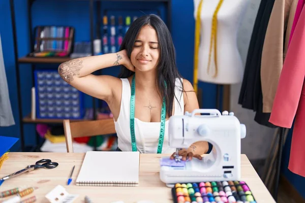 Young Hispanic Woman Tailor Stressed Using Sewing Machine Sewing Studio — 图库照片
