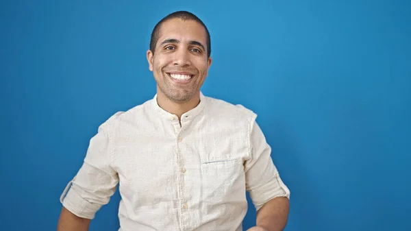 Junger Hispanischer Mann Lächelt Selbstbewusst Über Isolierten Blauen Hintergrund — Stockfoto