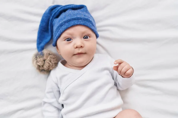 Adorável Bebê Caucasiano Deitado Cama Quarto — Fotografia de Stock