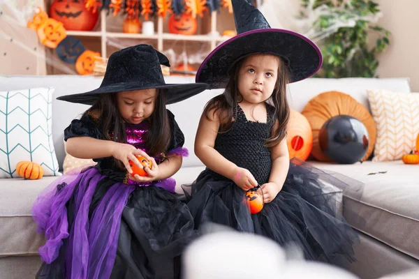 Adoráveis Meninas Gêmeas Ter Festa Halloween Segurando Cestas Abóbora Casa — Fotografia de Stock