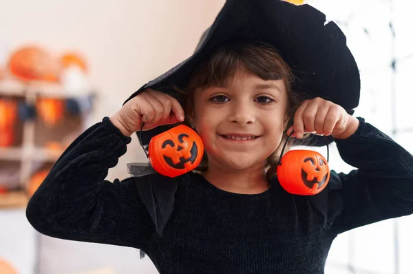 Rozkošný Hispánský Dívka Halloween Party Drží Malé Dýňové Koše Doma — Stock fotografie