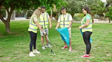 Bir grup gönüllü parkta çöp topluyor.