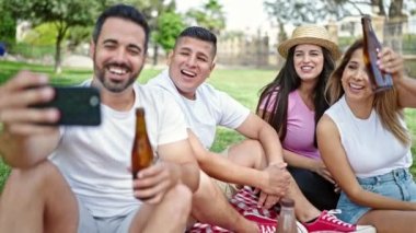 Bir grup insan parkta piknik yapıyor.