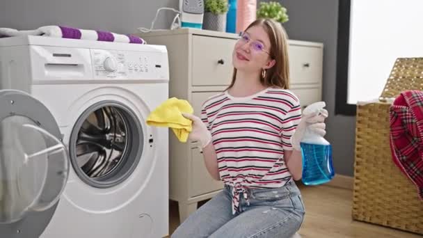 Νεαρή Ξανθιά Γυναίκα Καθαρίζει Πλυντήριο Στο Πλυσταριό — Αρχείο Βίντεο