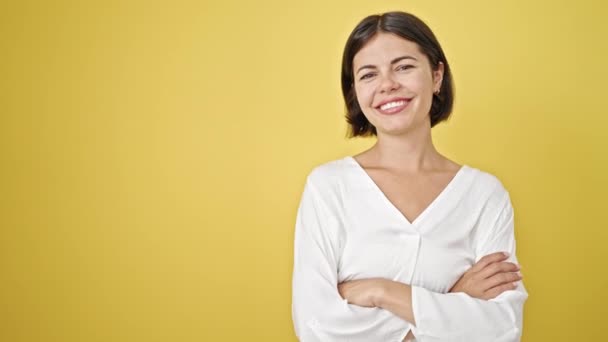 Jonge Mooie Spaanse Vrouw Glimlachend Zelfverzekerd Staande Met Armen Gekruist — Stockvideo