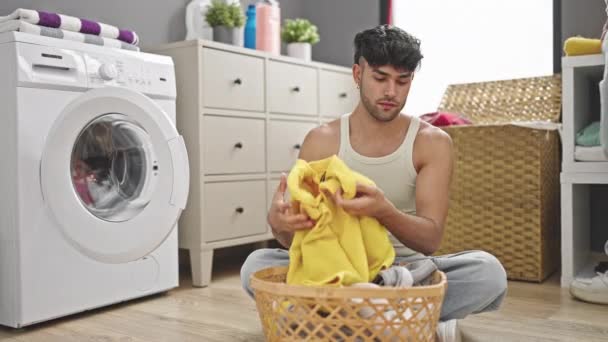 Dois Homens Casal Lavar Roupas Abraçando Uns Aos Outros Lavanderia — Vídeo de Stock