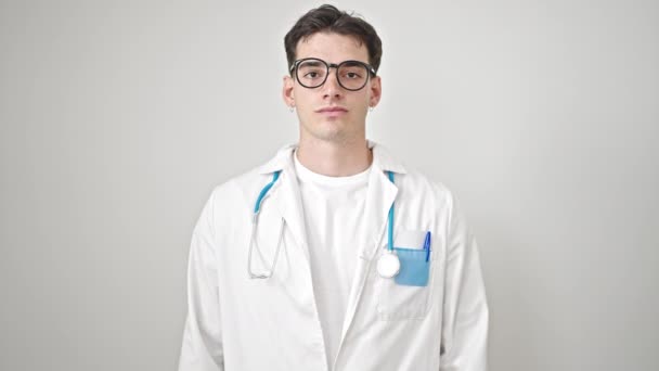 Ung Latinamerikansk Man Läkare Ber Tyst Över Isolerad Vit Bakgrund — Stockvideo