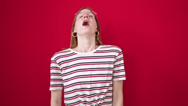 Mujer Rubia Joven Estornudando Sobre Fondo Rojo Aislado — Vídeo de stock