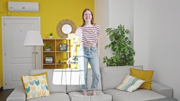 Genç Sarışın Kadın Gülümsüyor Evdeki Kanepede Dans Ediyor — Stok video