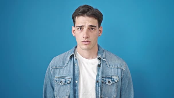 Mladý Hispánec Stojí Vážným Výrazem Říká Prstem Přes Izolované Modré — Stock video
