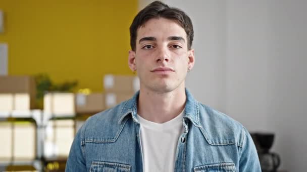 Genç Spanyol Bir Adamı Ofiste Ciddi Bir Ifadeyle Ayakta Duruyor — Stok video