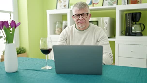 Středního Věku Šedovlasý Muž Pije Sklenici Vína Pomocí Notebooku Doma — Stock video