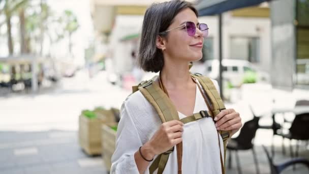 Joven Mujer Hispana Hermosa Turista Sonriendo Confiada Usando Mochila Terraza — Vídeos de Stock