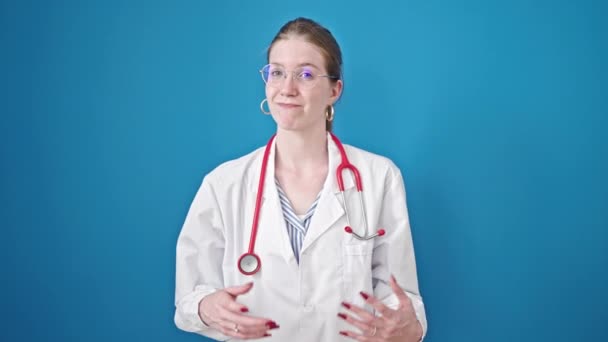 Ung Blond Kvinna Läkare Står Aningslös Över Isolerad Blå Bakgrund — Stockvideo
