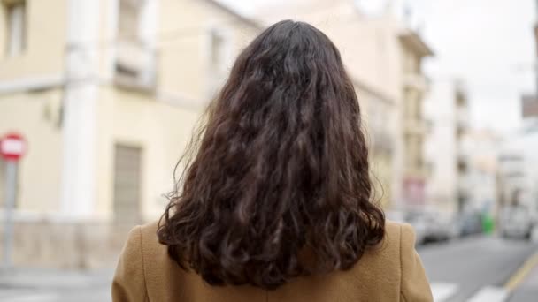 Fiatal Gyönyörű Spanyol Áll Hátrafelé Komoly Arckifejezéssel Utcán — Stock videók