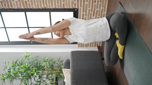 年轻美丽的惊慌失措的女人在家里操练瑜伽 — 图库视频影像