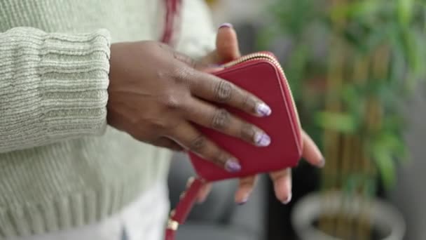 Mujer Africana Con Pelo Trenzado Mostrando Cartera Vacía Casa — Vídeo de stock